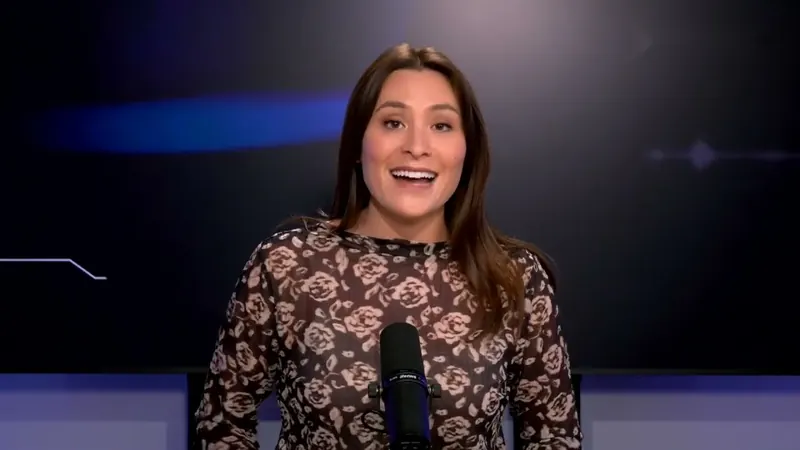 Alix Nguyen, journaliste de l'équipe Mediatik, sur le plateau de Parcours d'Entreprises